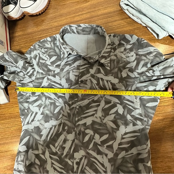 Lululemon Men’s Airing Easy Short Sleeve Button-Down in Spray Leaf Rhino Gray - Picture 8 of 9